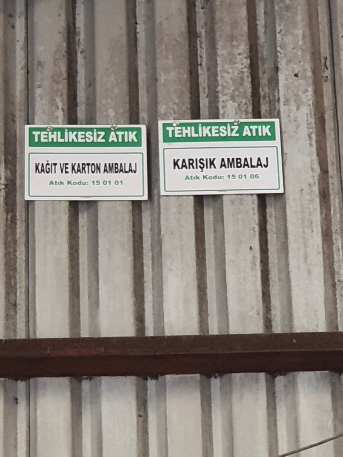 Tesisteki atık kodu tabelaları: kağıt ve karton ambalaj 15 01 01, karışık ambalaj 15 01 06